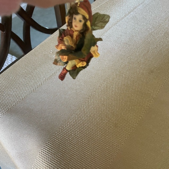 Little girl fairy  sitting in leaves ornament - Picture 1 of 5